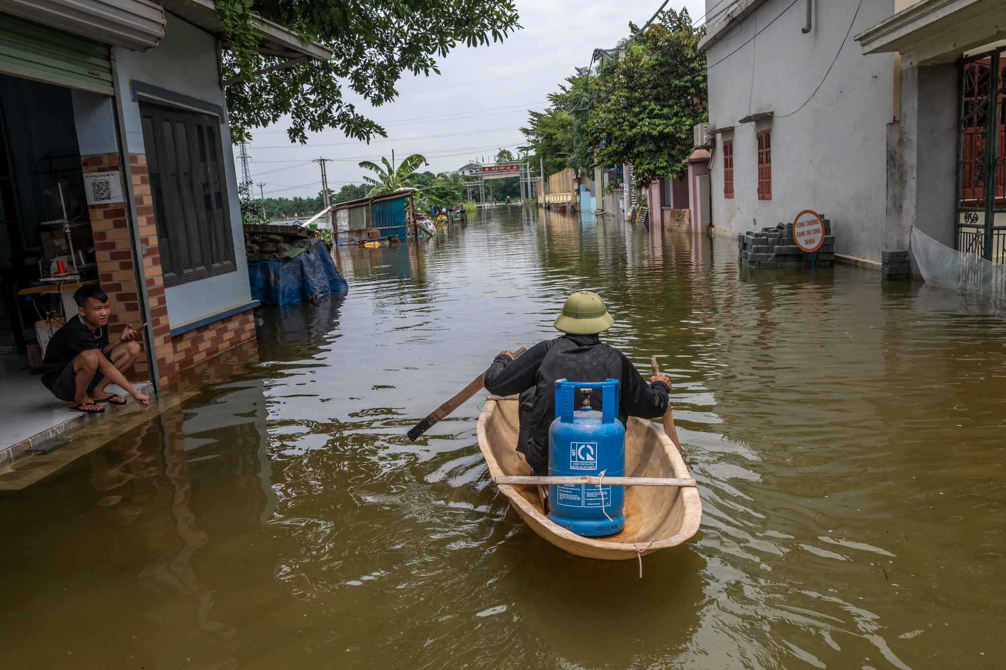 Một tuần sống cùng nước lũ của người dân ngoại thành Hà Nội: Chèo thuyền đi chợ, thả lưới bắt cá trước nhà- Ảnh 21. Một tuần sống cùng nước lũ của người dân ngoại thành Hà Nội: Chèo thuyền đi chợ, thả lưới bắt cá trước nhà- Ảnh 21.