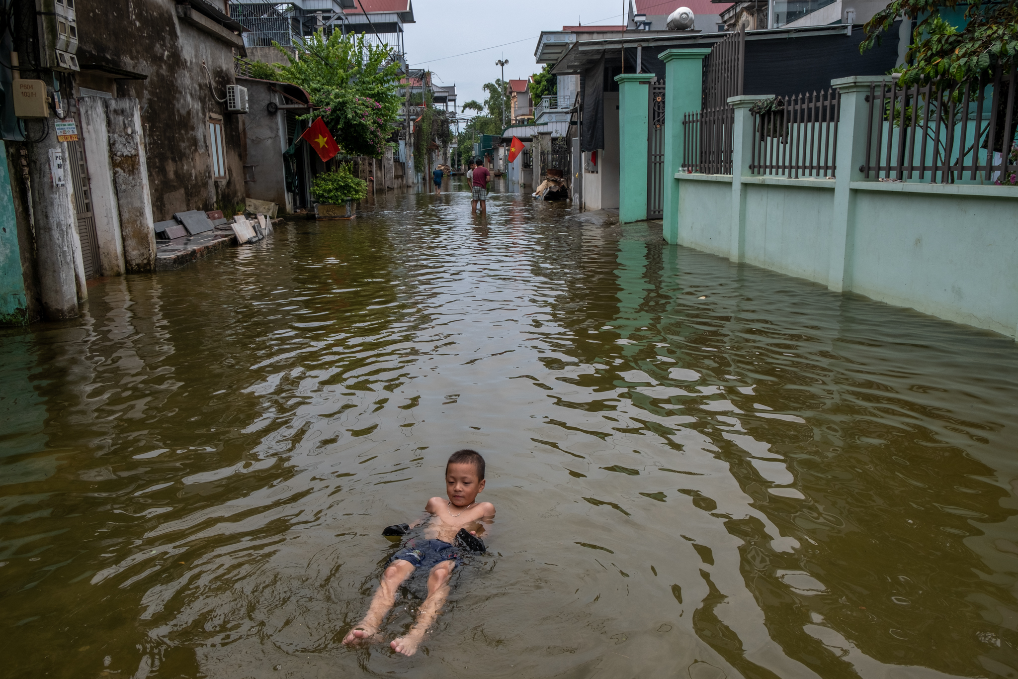 Một tuần sống cùng nước lũ của người dân ngoại thành Hà Nội: Chèo thuyền đi chợ, thả lưới bắt cá trước nhà- Ảnh 26.