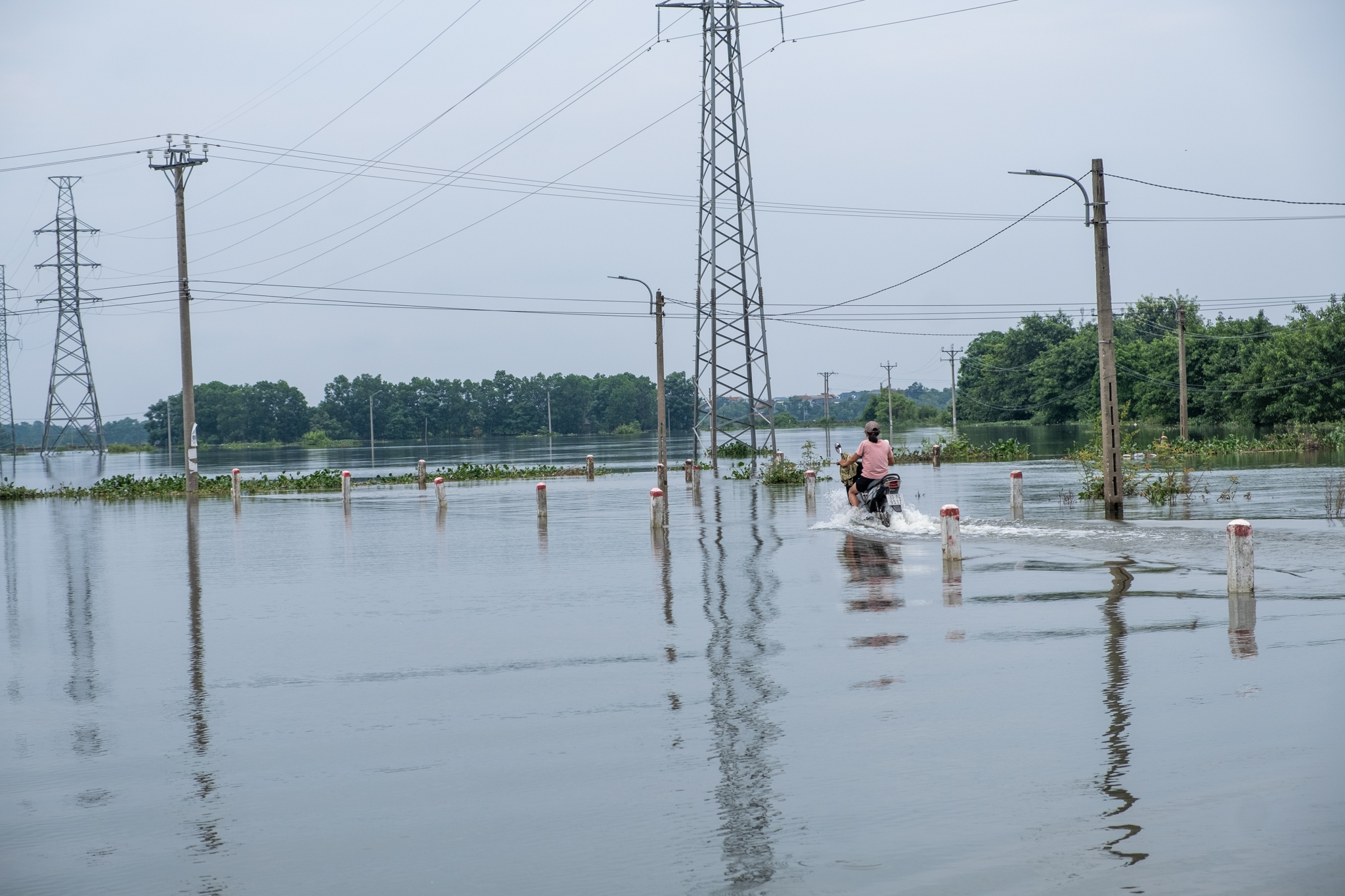 Một tuần sống cùng nước lũ của người dân ngoại thành Hà Nội: Chèo thuyền đi chợ, thả lưới bắt cá trước nhà- Ảnh 7. Một tuần sống cùng nước lũ của người dân ngoại thành Hà Nội: Chèo thuyền đi chợ, thả lưới bắt cá trước nhà- Ảnh 7.