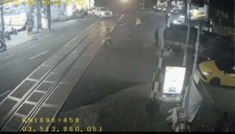 Vụ xe bán tải cố vượt rào chắn, bị tàu hỏa tông ở Đồng Nai: 4 người trong ô tô bị văng ra đường sau cú va chạm kinh hoàng- Ảnh 1. Vụ xe bán tải cố vượt rào chắn, bị tàu hỏa tông ở Đồng Nai: 4 người trong ô tô bị văng ra đường sau cú va chạm kinh hoàng- Ảnh 1.