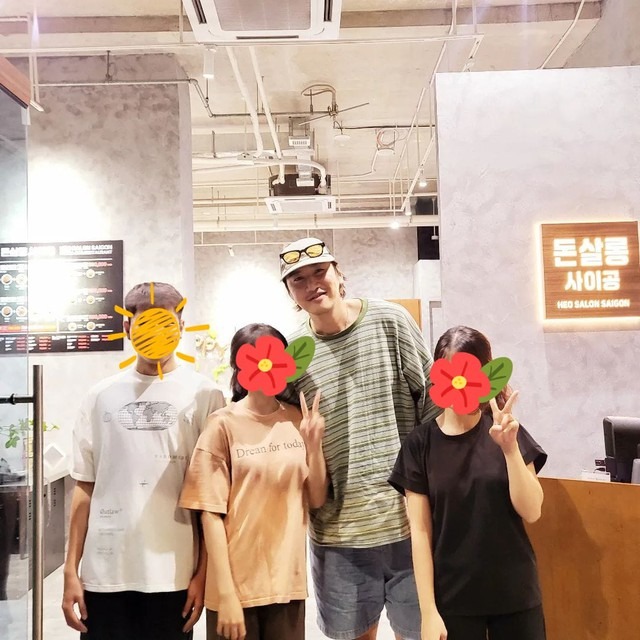 "Team qua đường" bắt gọn Lee Kwang Soo ở TP.HCM, vóc dáng "hươu cao cổ" lấn át cả đám đông- Ảnh 3. "Team qua đường" bắt gọn Lee Kwang Soo ở TP.HCM, vóc dáng "hươu cao cổ" lấn át cả đám đông- Ảnh 3.