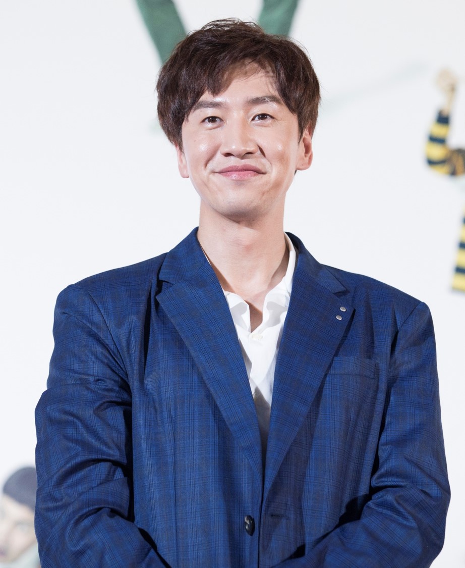 "Team qua đường" bắt gọn Lee Kwang Soo ở TP.HCM, vóc dáng "hươu cao cổ" lấn át cả đám đông- Ảnh 4. "Team qua đường" bắt gọn Lee Kwang Soo ở TP.HCM, vóc dáng "hươu cao cổ" lấn át cả đám đông- Ảnh 4.