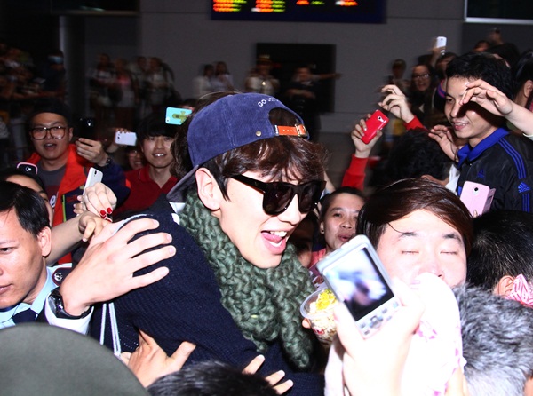 "Team qua đường" bắt gọn Lee Kwang Soo ở TP.HCM, vóc dáng "hươu cao cổ" lấn át cả đám đông- Ảnh 5. "Team qua đường" bắt gọn Lee Kwang Soo ở TP.HCM, vóc dáng "hươu cao cổ" lấn át cả đám đông- Ảnh 5.