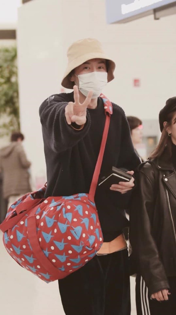 "Team qua đường" bắt gọn Lee Kwang Soo ở TP.HCM, vóc dáng "hươu cao cổ" lấn át cả đám đông- Ảnh 6. "Team qua đường" bắt gọn Lee Kwang Soo ở TP.HCM, vóc dáng "hươu cao cổ" lấn át cả đám đông- Ảnh 6.