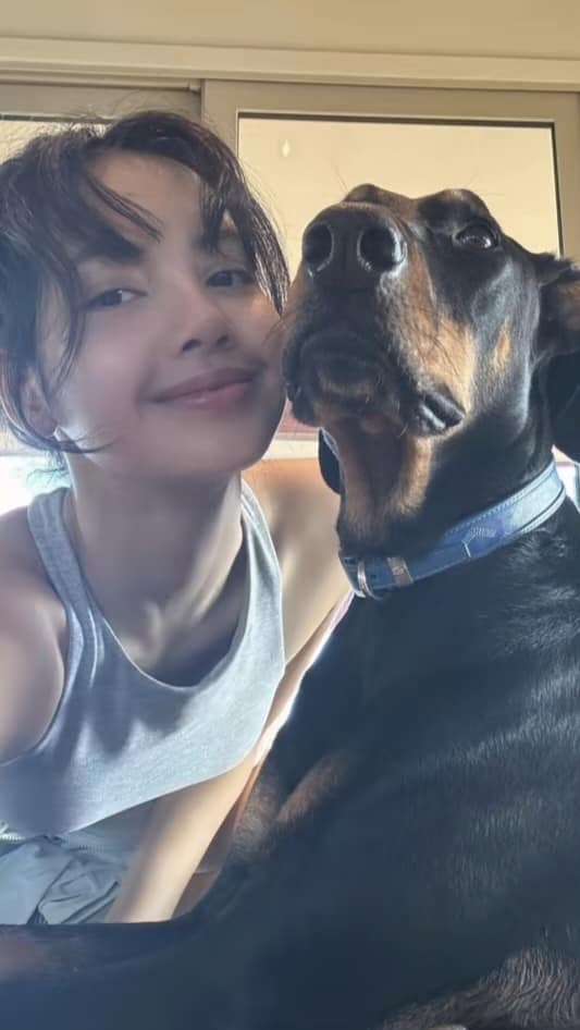 5 triệu người phát sốt trước ảnh Lisa khoe ngực táo bạo trong kỳ nghỉ với bạn trai- Ảnh 8. 5 triệu người phát sốt trước ảnh Lisa khoe ngực táo bạo trong kỳ nghỉ với bạn trai- Ảnh 8.