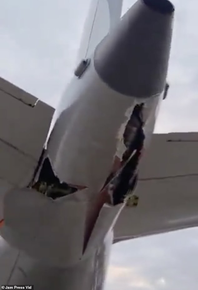 Khoảnh khắc kinh hoàng khi 2 máy bay chở đầy hành khách đâm nhau tại sân bay- Ảnh 1. Khoảnh khắc kinh hoàng khi 2 máy bay chở đầy hành khách đâm nhau tại sân bay- Ảnh 1.