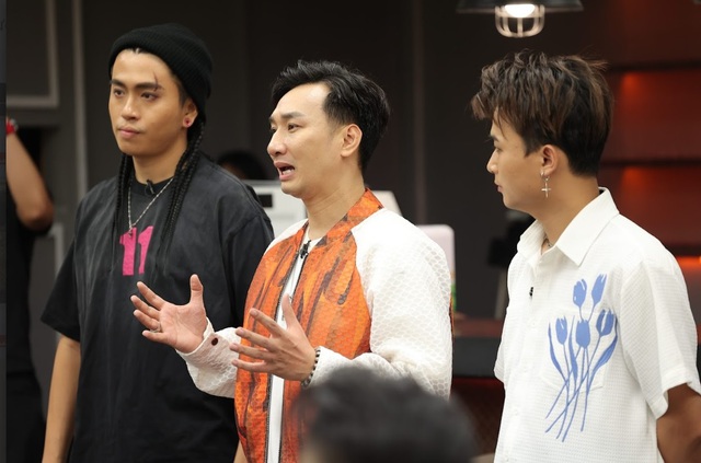 BB Trần căng thẳng vì bất đồng quan điểm với 1 BB Trần căng thẳng vì bất đồng quan điểm với 1