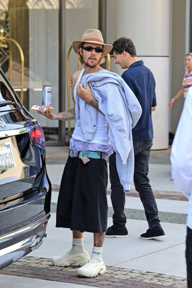 Justin Bieber lớn tiếng quát nạt "trẻ trâu", quyết bảo vệ vợ bầu Hailey Baldwin- Ảnh 3. Justin Bieber lớn tiếng quát nạt "trẻ trâu", quyết bảo vệ vợ bầu Hailey Baldwin- Ảnh 3.