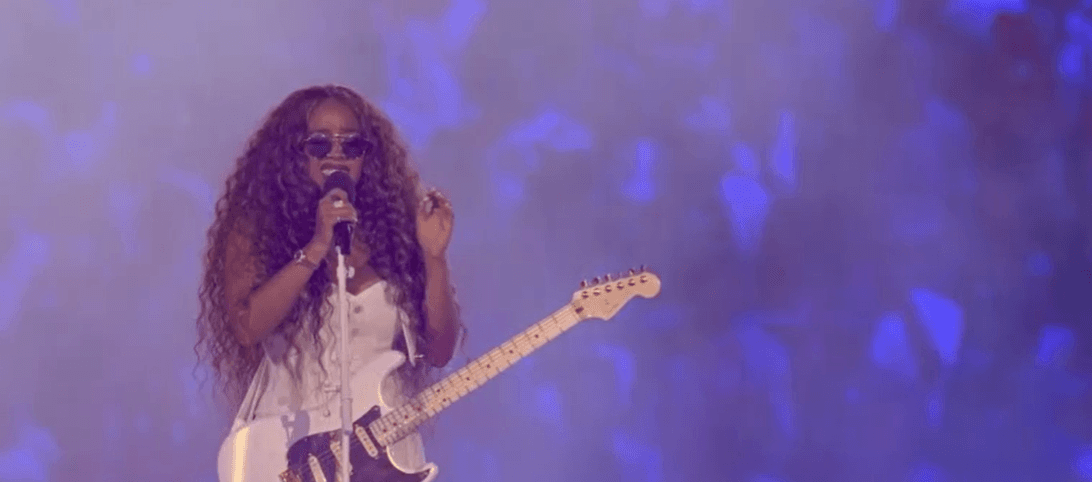 Tom Cruise đu dây quá ngầu, cùng nghệ sĩ Gen Z thắng Oscar tạo nên màn trình diễn kinh điển tại lễ bế mạc Olympic Paris 2024!- Ảnh 1. Tom Cruise đu dây quá ngầu, cùng nghệ sĩ Gen Z thắng Oscar tạo nên màn trình diễn kinh điển tại lễ bế mạc Olympic Paris 2024!- Ảnh 1.