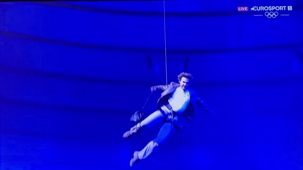 Tom Cruise đu dây quá ngầu, cùng nghệ sĩ Gen Z thắng Oscar tạo nên màn trình diễn kinh điển tại lễ bế mạc Olympic Paris 2024!- Ảnh 3. Tom Cruise đu dây quá ngầu, cùng nghệ sĩ Gen Z thắng Oscar tạo nên màn trình diễn kinh điển tại lễ bế mạc Olympic Paris 2024!- Ảnh 3.