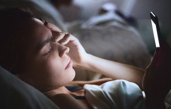 Bỏ ngay thói quen dùng điện thoại này nếu không muốn mù mắt tạm thời, thị lực bị tàn phá nghiêm trọng!- Ảnh 1. Bỏ ngay thói quen dùng điện thoại này nếu không muốn mù mắt tạm thời, thị lực bị tàn phá nghiêm trọng!- Ảnh 1.