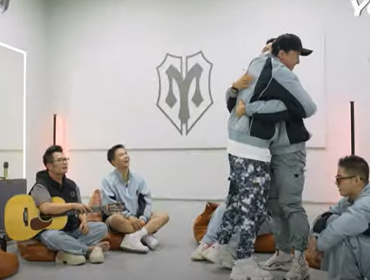 S.T Sơn Thạch gây drama lớn tại Anh trai chông gai, Thiên Minh nói 1 câu cực căng!- Ảnh 11. S.T Sơn Thạch gây drama lớn tại Anh trai chông gai, Thiên Minh nói 1 câu cực căng!- Ảnh 11.