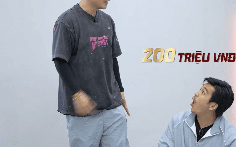 Binz xót xa khi cây đàn trị giá 200 triệu bị dàn Anh Tài "vứt xó"- Ảnh 1. Binz xót xa khi cây đàn trị giá 200 triệu bị dàn Anh Tài "vứt xó"- Ảnh 1.