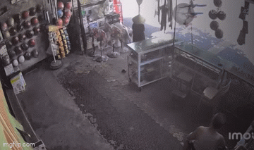 Kinh hoàng clip xe tải lao thẳng vào dãy ki-ốt, ủn bay 2 người trong cửa hàng: Khoảnh khắc gây ám ảnh- Ảnh 1. Kinh hoàng clip xe tải lao thẳng vào dãy ki-ốt, ủn bay 2 người trong cửa hàng: Khoảnh khắc gây ám ảnh- Ảnh 1.