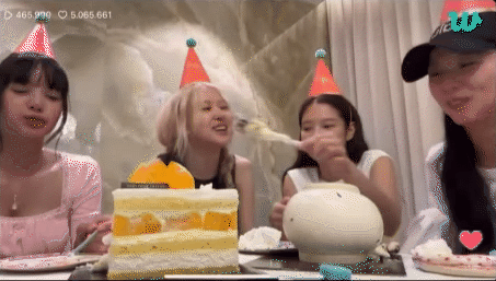 HOT: BLACKPINK tề tựu livestream mừng kỷ niệm 8 năm debut, chỉ 1 người mặc đúng dress code!- Ảnh 5. HOT: BLACKPINK tề tựu livestream mừng kỷ niệm 8 năm debut, chỉ 1 người mặc đúng dress code!- Ảnh 5.
