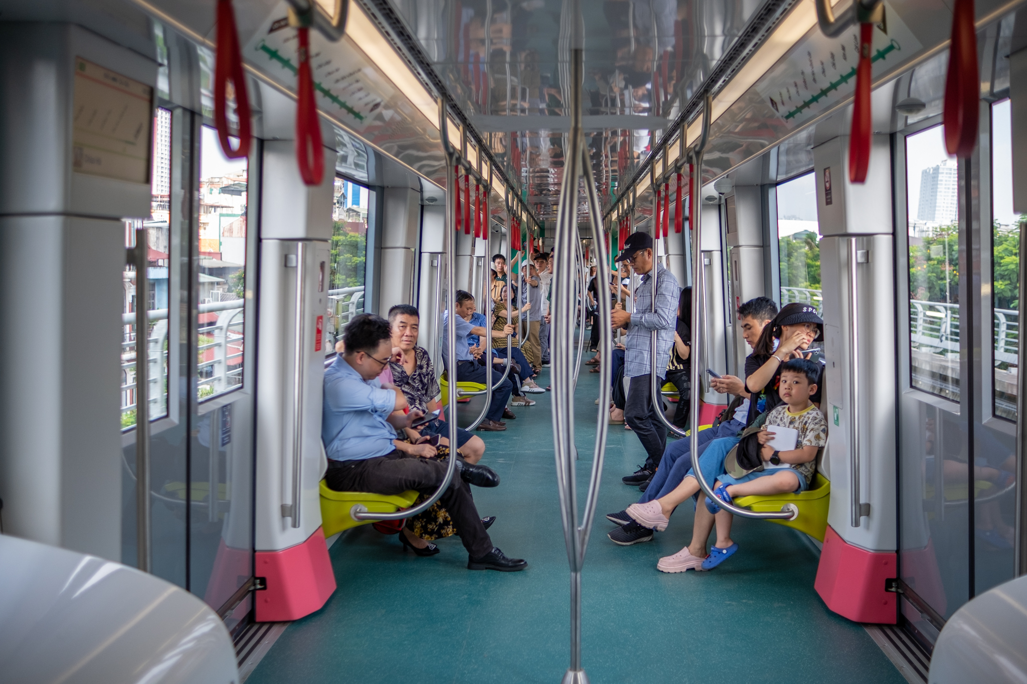 Metro Nhổn - ga Hà Nội bắt đầu đón những vị khách đầu tiên, nhiều trải nghiệm vô cùng thú vị!- Ảnh 4. Metro Nhổn - ga Hà Nội bắt đầu đón những vị khách đầu tiên, nhiều trải nghiệm vô cùng thú vị!- Ảnh 4.