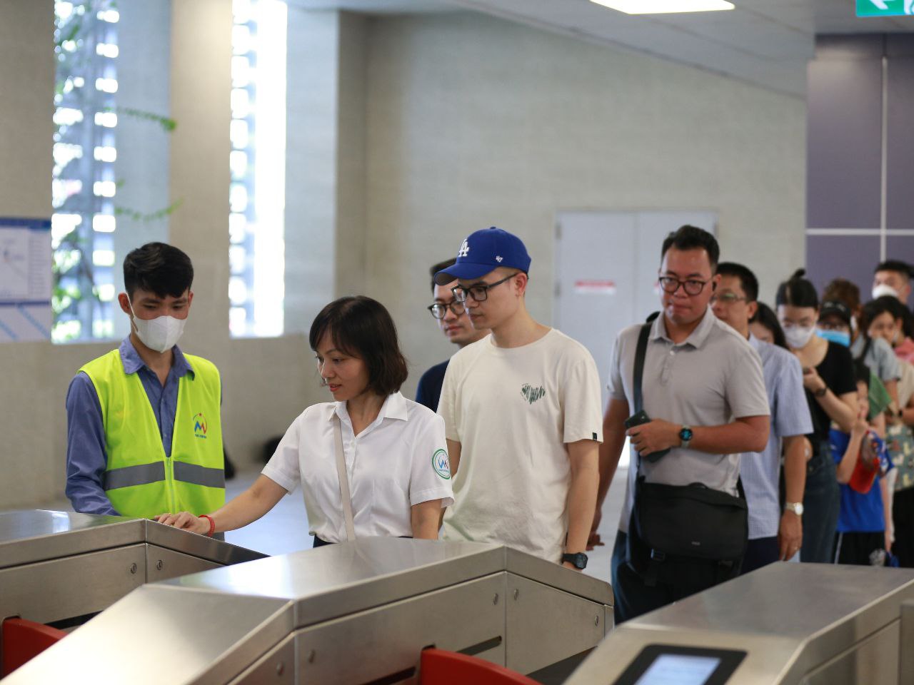 Metro Nhổn - ga Hà Nội bắt đầu đón những vị khách đầu tiên, nhiều trải nghiệm vô cùng thú vị!- Ảnh 16. Metro Nhổn - ga Hà Nội bắt đầu đón những vị khách đầu tiên, nhiều trải nghiệm vô cùng thú vị!- Ảnh 16.