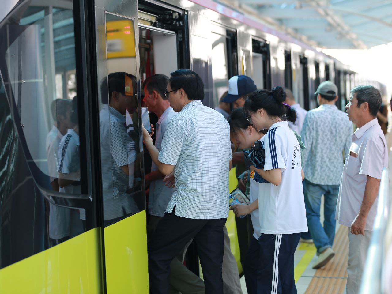 Metro Nhổn - ga Hà Nội bắt đầu đón những vị khách đầu tiên, nhiều trải nghiệm vô cùng thú vị!- Ảnh 23. Metro Nhổn - ga Hà Nội bắt đầu đón những vị khách đầu tiên, nhiều trải nghiệm vô cùng thú vị!- Ảnh 23.