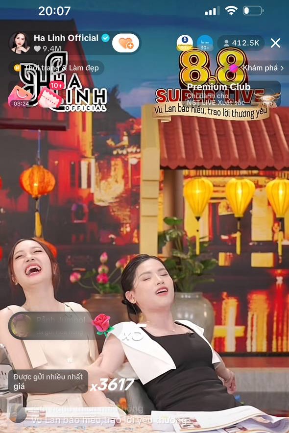 Võ Hà Linh bỗng ngã ra, khóc lóc ngay trên sóng livestream- Ảnh 3. Võ Hà Linh bỗng ngã ra, khóc lóc ngay trên sóng livestream- Ảnh 3.