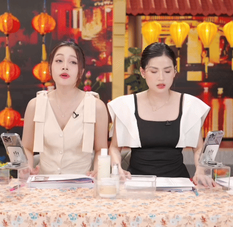 Võ Hà Linh bỗng ngã ra, khóc lóc ngay trên sóng livestream- Ảnh 4. Võ Hà Linh bỗng ngã ra, khóc lóc ngay trên sóng livestream- Ảnh 4.