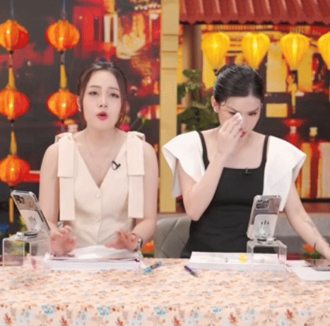 Võ Hà Linh bỗng ngã ra, khóc lóc ngay trên sóng livestream- Ảnh 5. Võ Hà Linh bỗng ngã ra, khóc lóc ngay trên sóng livestream- Ảnh 5.