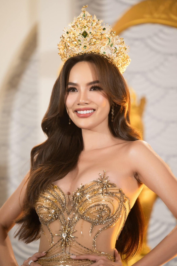 Clip bà Phạm Kim Dung thái độ căng thẳng với Hoa hậu Lê Hoàng Phương- Ảnh 5. Clip bà Phạm Kim Dung thái độ căng thẳng với Hoa hậu Lê Hoàng Phương- Ảnh 5.