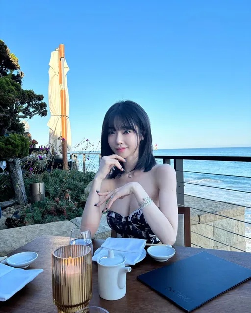 Bức ảnh vô tình khiến "ông trùm" giàu nhất Kpop lộ chuyện bao nuôi 2 nữ BJ bốc lửa?- Ảnh 3. Bức ảnh vô tình khiến "ông trùm" giàu nhất Kpop lộ chuyện bao nuôi 2 nữ BJ bốc lửa?- Ảnh 3.