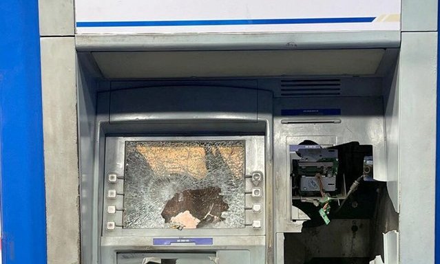 Người đàn ông Trung Quốc dùng rìu đập vỡ máy ATM để cướp tiền và nhận lại “cái kết không như là mơ” - Ảnh 2. Người đàn ông Trung Quốc dùng rìu đập vỡ máy ATM để cướp tiền và nhận lại “cái kết không như là mơ” - Ảnh 2.