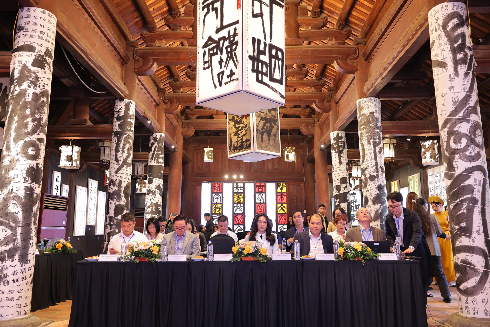 Không gian Nhà Tiền Đường - Văn Miếu nơi diễn ra hoạt động chấm vòng chung kết.JPG Không gian Nhà Tiền Đường - Văn Miếu nơi diễn ra hoạt động chấm vòng chung kết.JPG