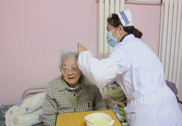 Nằm viện 14 ngày không con cái chăm lo, phải chi tiền triệu thuê người tới giúp, tôi nhận ra: Tuổi già có 1 khoản "vốn" này thì chẳng cần dựa dẫm vào ai - Ảnh 1. Nằm viện 14 ngày không con cái chăm lo, phải chi tiền triệu thuê người tới giúp, tôi nhận ra: Tuổi già có 1 khoản "vốn" này thì chẳng cần dựa dẫm vào ai - Ảnh 1.