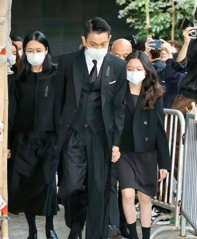 photo-1702010540878 photo-1702010540878