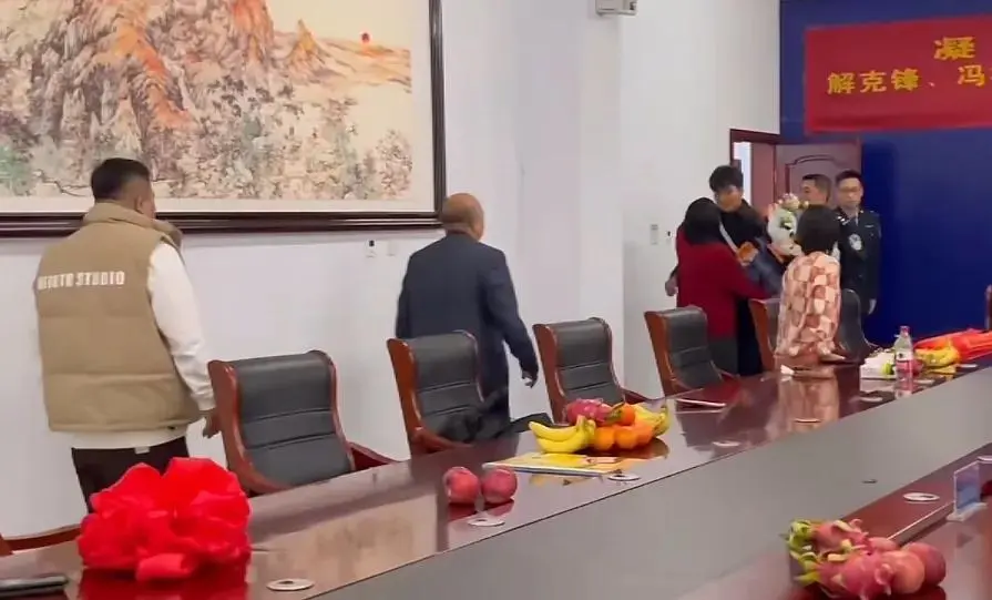 Lơ là 10 phút đã mất con trai, vợ chồng nghèo quyết trở thành tỷ phú: 25 năm sau gia đình đoàn tụ theo một cách bất ngờ - Ảnh 1.