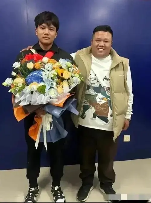 Lơ là 10 phút đã mất con trai, vợ chồng nghèo quyết trở thành tỷ phú: 25 năm sau gia đình đoàn tụ theo một cách bất ngờ - Ảnh 5. Lơ là 10 phút đã mất con trai, vợ chồng nghèo quyết trở thành tỷ phú: 25 năm sau gia đình đoàn tụ theo một cách bất ngờ - Ảnh 5.