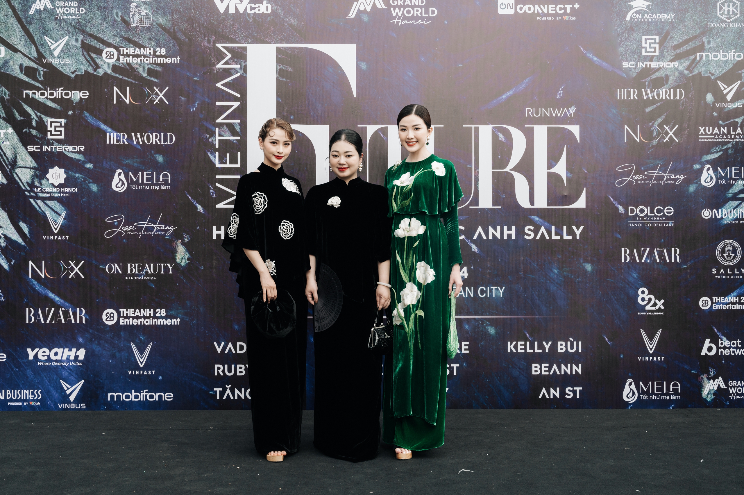 Nữ diễn viên đang hot của VTV lần đầu làm Vedette show thời trang, thần thái khoe sắc với lụa Việt - Ảnh 2. Nữ diễn viên đang hot của VTV lần đầu làm Vedette show thời trang, thần thái khoe sắc với lụa Việt - Ảnh 2.