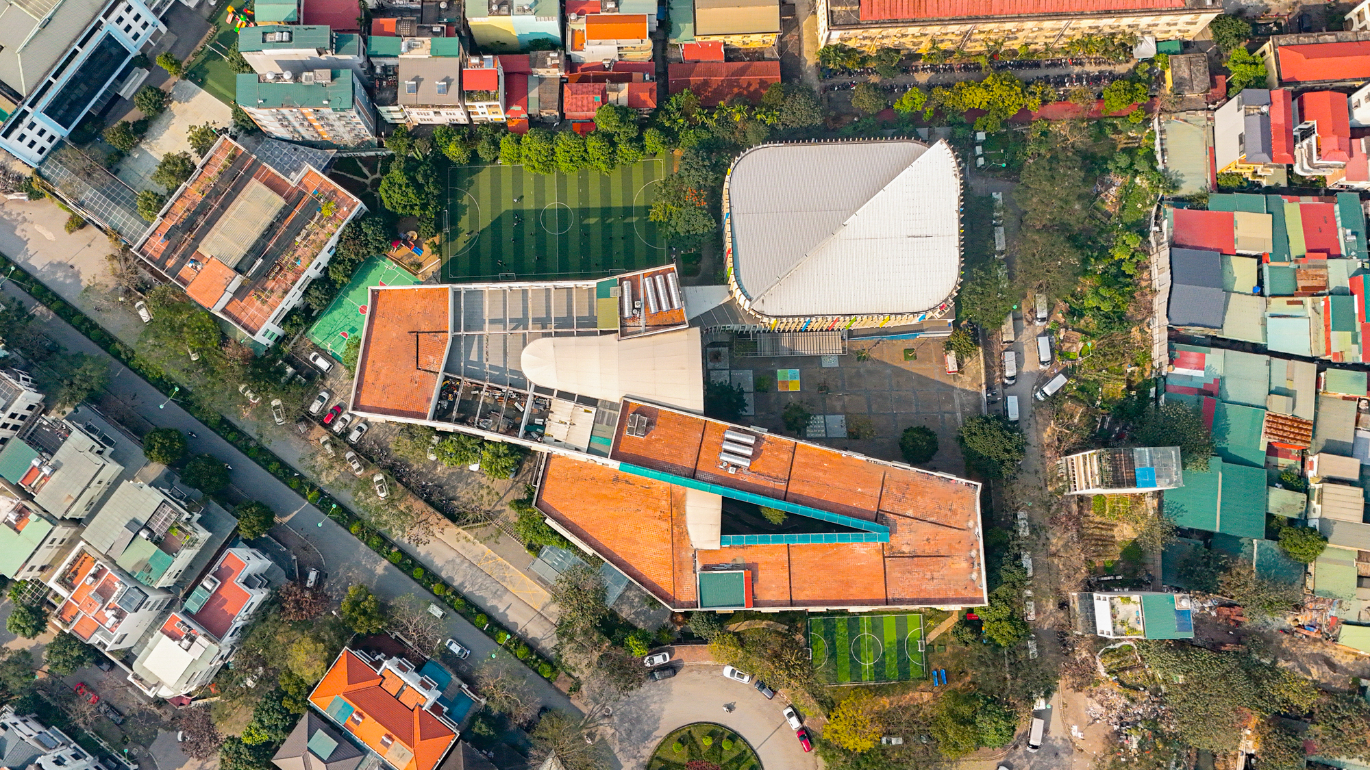 Trường liên cấp từng đạt giải kiến trúc quốc gia, nằm giữa Thủ đô nhưng tràn ngập cây xanh và ánh nắng- Ảnh 2. Trường liên cấp từng đạt giải kiến trúc quốc gia, nằm giữa Thủ đô nhưng tràn ngập cây xanh và ánh nắng- Ảnh 2.