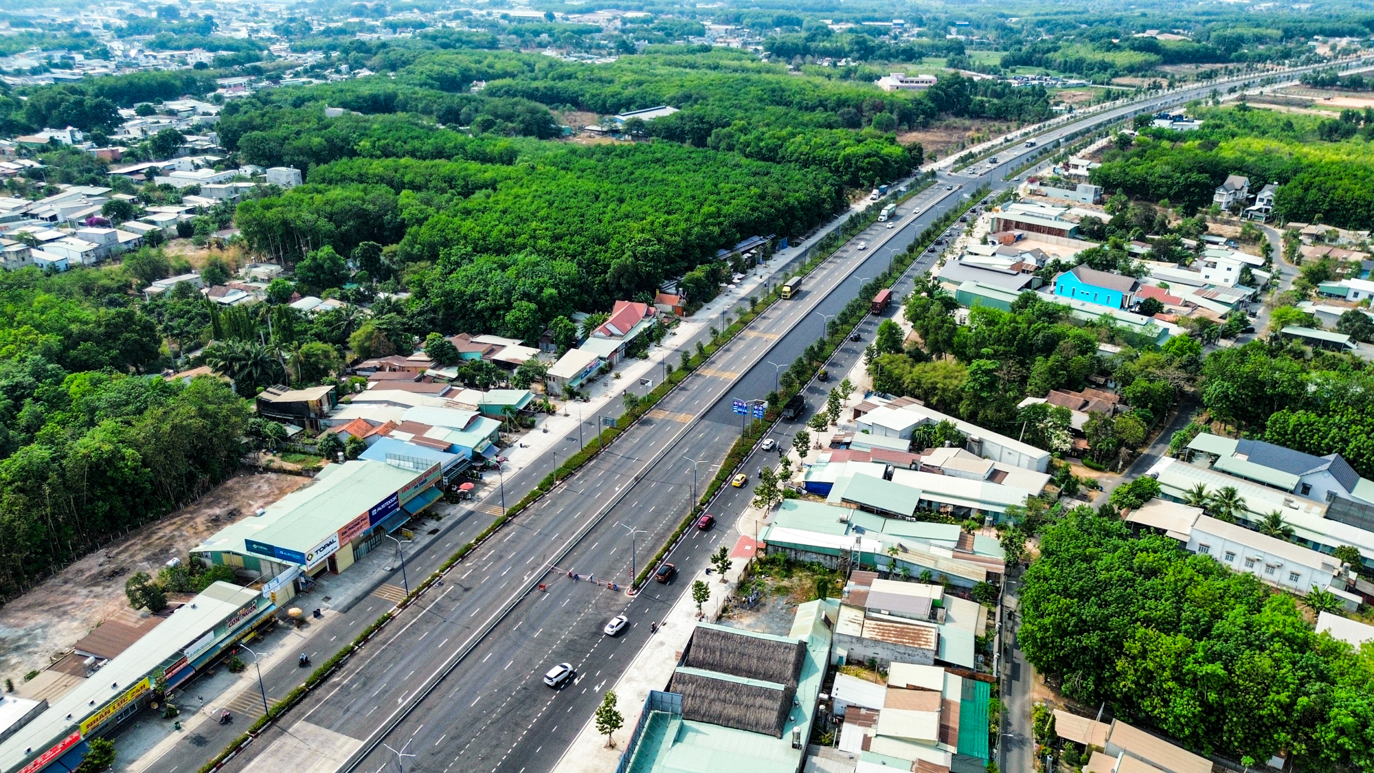 Đường tỉnh phong cách Bình Dương: rộng gấp gần 4 lần cao tốc Bắc - Nam, quy mô 10 làn xe, đẹp như dải lụa- Ảnh 1. Đường tỉnh phong cách Bình Dương: rộng gấp gần 4 lần cao tốc Bắc - Nam, quy mô 10 làn xe, đẹp như dải lụa- Ảnh 1.