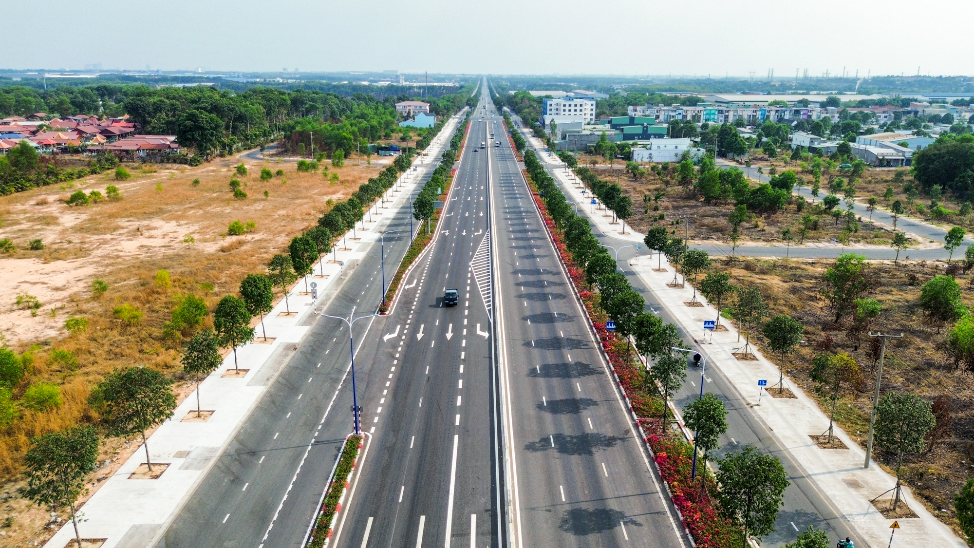 Đường tỉnh phong cách Bình Dương: rộng gấp gần 4 lần cao tốc Bắc - Nam, quy mô 10 làn xe, đẹp như dải lụa- Ảnh 2. Đường tỉnh phong cách Bình Dương: rộng gấp gần 4 lần cao tốc Bắc - Nam, quy mô 10 làn xe, đẹp như dải lụa- Ảnh 2.