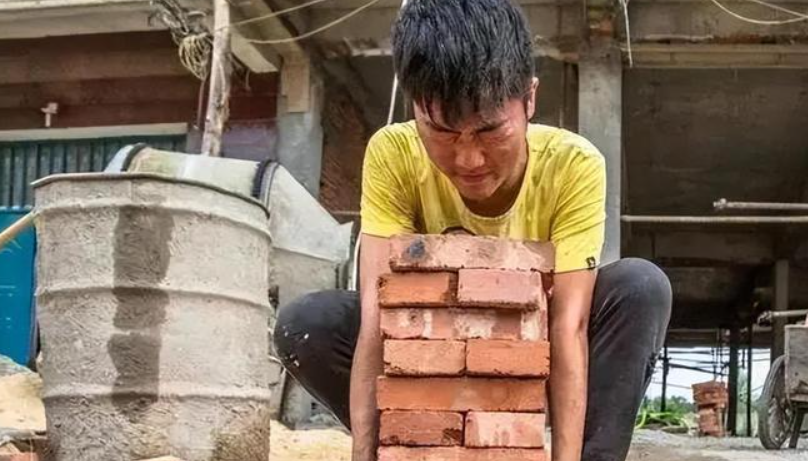 “Cậu bé bốc gạch” nuôi gia đình vẫn đỗ ĐH Thanh Hoa, vừa ra trường đc trả lương 3 tỷ đồng/năm vẫn từ chối: Cuộc sống hiện giờ ra sao?- Ảnh 1. “Cậu bé bốc gạch” nuôi gia đình vẫn đỗ ĐH Thanh Hoa, vừa ra trường đc trả lương 3 tỷ đồng/năm vẫn từ chối: Cuộc sống hiện giờ ra sao?- Ảnh 1.