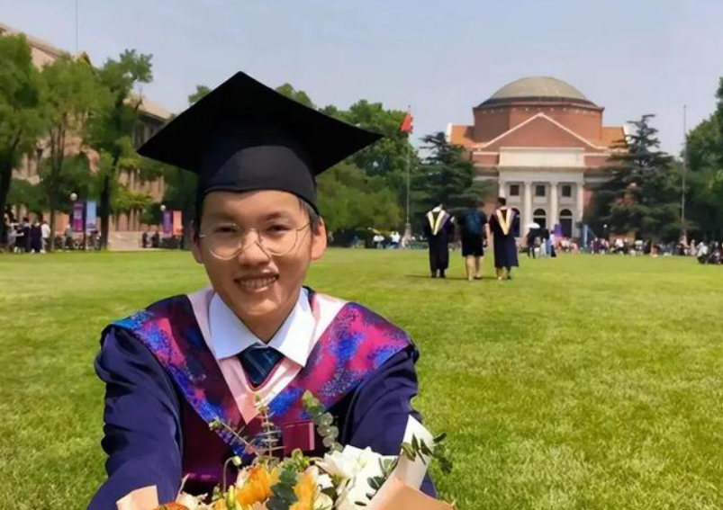 “Cậu bé bốc gạch” nuôi gia đình vẫn đỗ ĐH Thanh Hoa, vừa ra trường đc trả lương 3 tỷ đồng/năm vẫn từ chối: Cuộc sống hiện giờ ra sao?- Ảnh 4. “Cậu bé bốc gạch” nuôi gia đình vẫn đỗ ĐH Thanh Hoa, vừa ra trường đc trả lương 3 tỷ đồng/năm vẫn từ chối: Cuộc sống hiện giờ ra sao?- Ảnh 4.