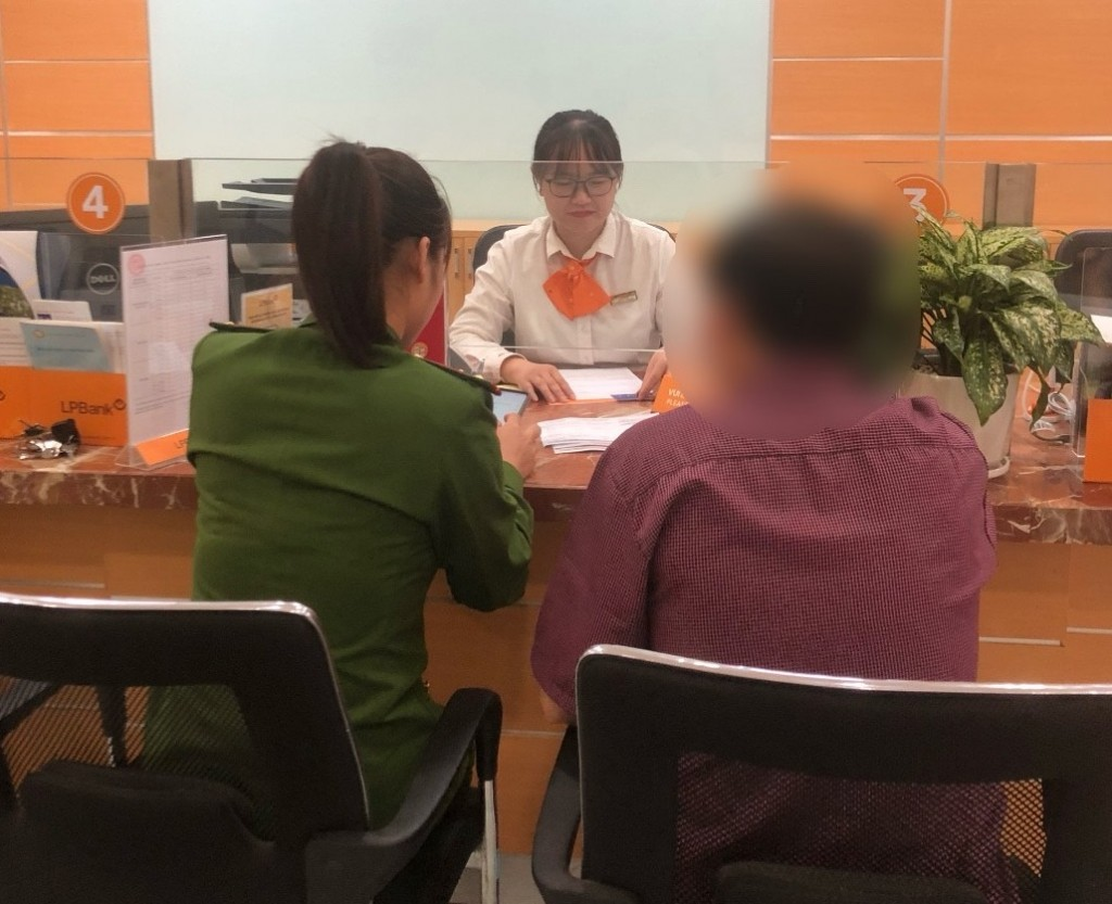 photo-1711533436660