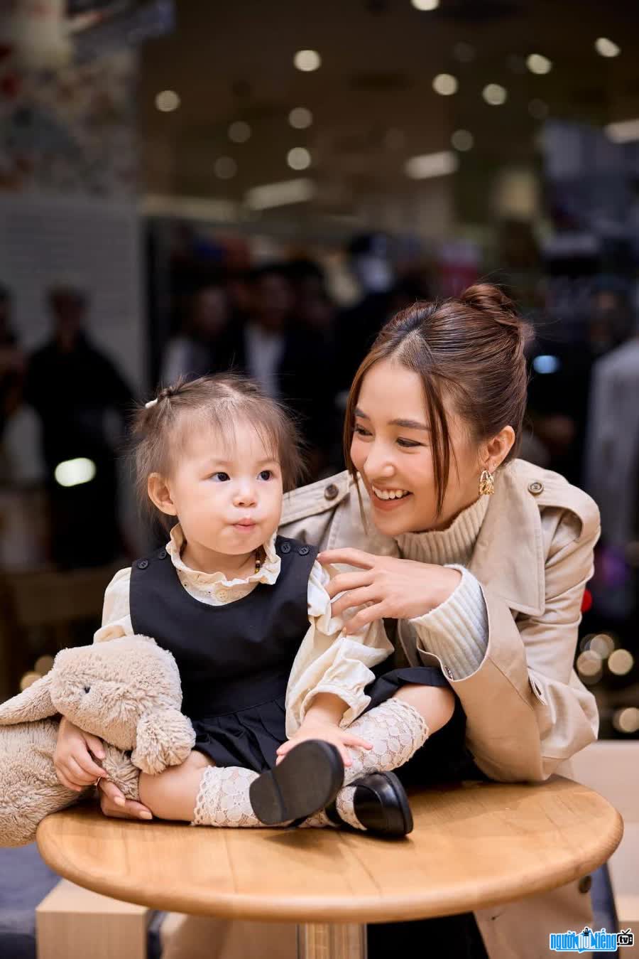 Em bé nổi tiếng nhất MXH Việt Nam là ai? Cháu gái tập đoàn may mặc nghìn tỷ chưa biết nói đã giúp bố mẹ kiếm hàng trăm triệu- Ảnh 4.