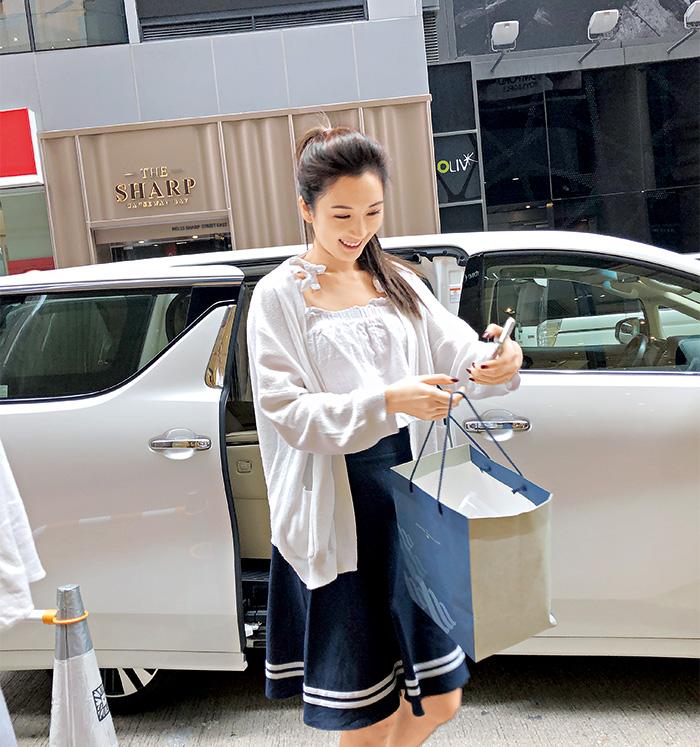 13 năm tưởng nhà mình nghèo lắm, cô gái bỗng phát hiện gia thế giàu sụ mà “ngỡ nằm mơ”: Cha chính là tâm phúc của người giàu nhất vùng- Ảnh 3. 13 năm tưởng nhà mình nghèo lắm, cô gái bỗng phát hiện gia thế giàu sụ mà “ngỡ nằm mơ”: Cha chính là tâm phúc của người giàu nhất vùng- Ảnh 3.