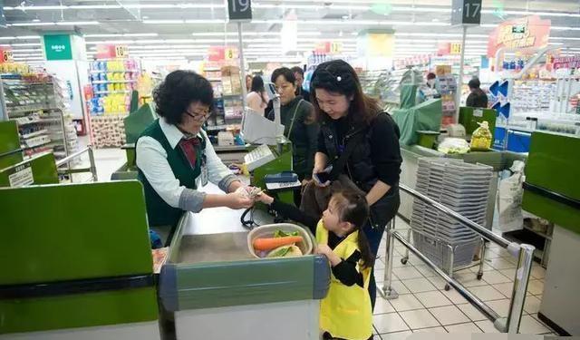 Cháu trai 5 tuổi làm vỡ hộp trứng trong siêu thị, bị nhân viên đòi bồi thường gấp 10 lần: Bà nội bình tĩnh nói 1 câu liền được khen ngợi vì tinh tế- Ảnh 2. Cháu trai 5 tuổi làm vỡ hộp trứng trong siêu thị, bị nhân viên đòi bồi thường gấp 10 lần: Bà nội bình tĩnh nói 1 câu liền được khen ngợi vì tinh tế- Ảnh 2.