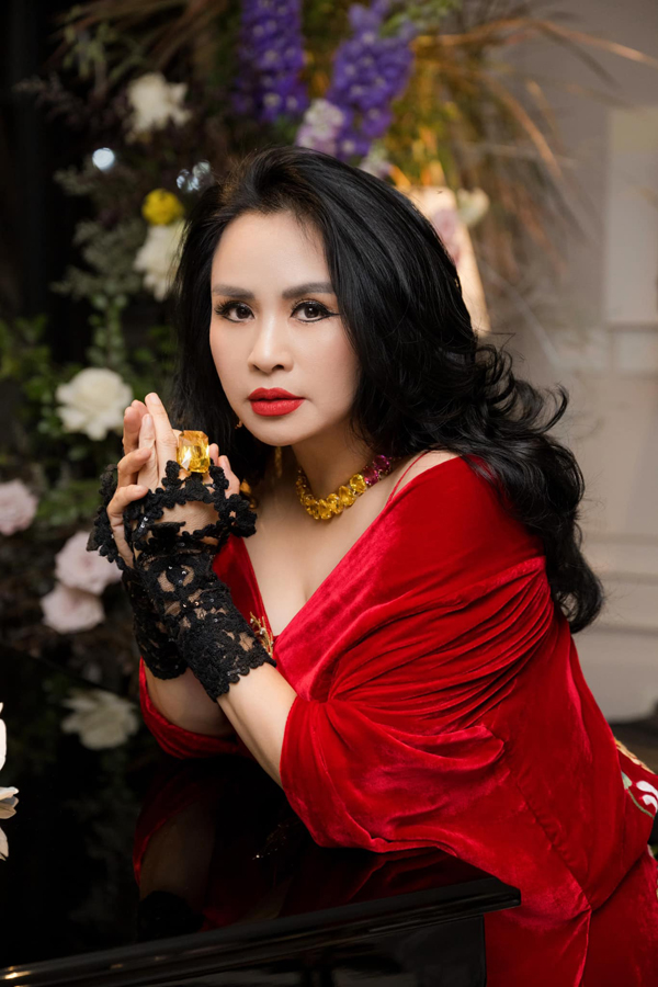 Diva đầu tiên được phong NSND: U60 vẫn trẻ trung phơi phới, cuộc sống viên mãn sau 2 lần ly hôn, sở hữu nhiều cơ ngơi ''khủng''- Ảnh 3. Diva đầu tiên được phong NSND: U60 vẫn trẻ trung phơi phới, cuộc sống viên mãn sau 2 lần ly hôn, sở hữu nhiều cơ ngơi ''khủng''- Ảnh 3.