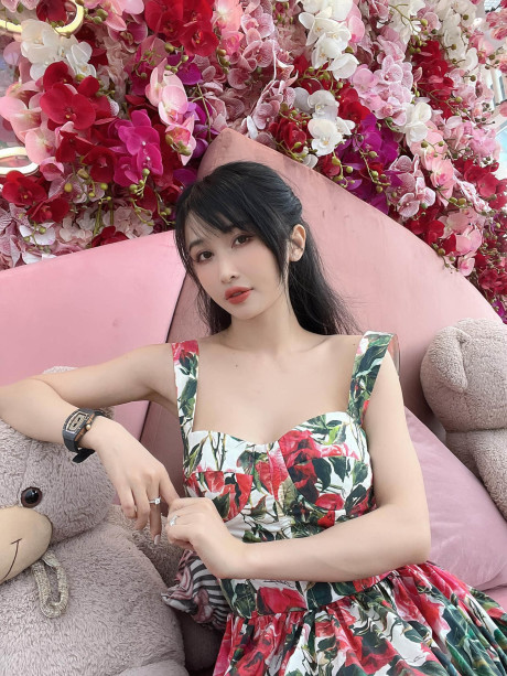 Vợ đại gia có nhiều siêu xe nhất nhì Việt Nam: Cuộc sống sang chảnh không ai bằng, sở hữu chiếc đồng hồ cả thế giới chỉ có 7 chiếc- Ảnh 6. Vợ đại gia có nhiều siêu xe nhất nhì Việt Nam: Cuộc sống sang chảnh không ai bằng, sở hữu chiếc đồng hồ cả thế giới chỉ có 7 chiếc- Ảnh 6.