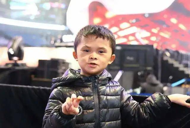 Bi kịch của cậu bé được gọi là “Tiểu Jack Ma” vì quá giống tỷ phú nổi tiếng: Tình hình hiện tại sau 9 năm nổi tiếng khiến dư luận suy ngẫm- Ảnh 3. Bi kịch của cậu bé được gọi là “Tiểu Jack Ma” vì quá giống tỷ phú nổi tiếng: Tình hình hiện tại sau 9 năm nổi tiếng khiến dư luận suy ngẫm- Ảnh 3.