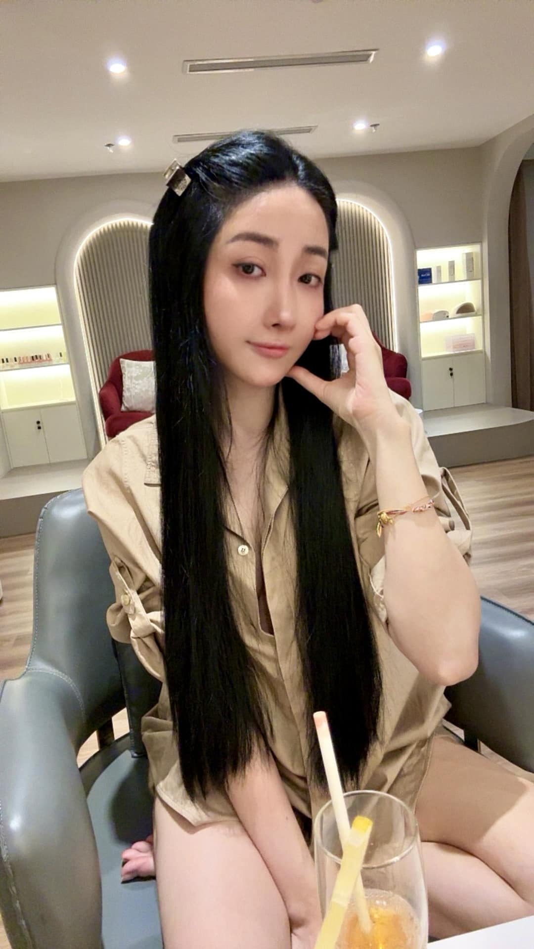 Vượt Hằng Túi, nữ đại gia Hà thành làm mẹ năm 21 tuổi có đến 7 người con, mua đồ hiệu cũng không cần nhìn giá- Ảnh 6.