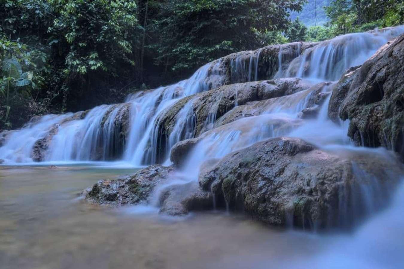 Nằm trong khu bảo tồn thiên nhiên Pù Luông, 1 địa điểm là Thác Hiêu tại Pù Luông