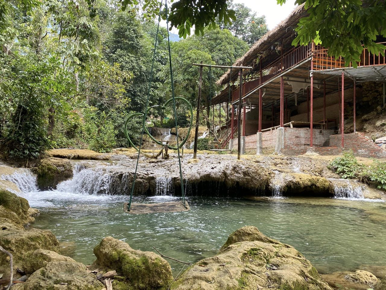 Nằm trong khu bảo tồn thiên nhiên Pù Luông, 1 địa điểm là Nằm trong khu bảo tồn thiên nhiên Pù Luông, 1 địa điểm là