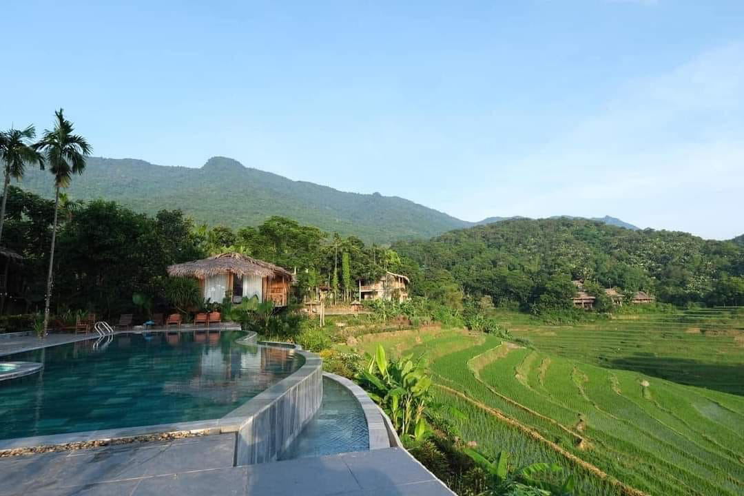 Nằm trong khu bảo tồn thiên nhiên Pù Luông, 1 địa điểm là Nằm trong khu bảo tồn thiên nhiên Pù Luông, 1 địa điểm là